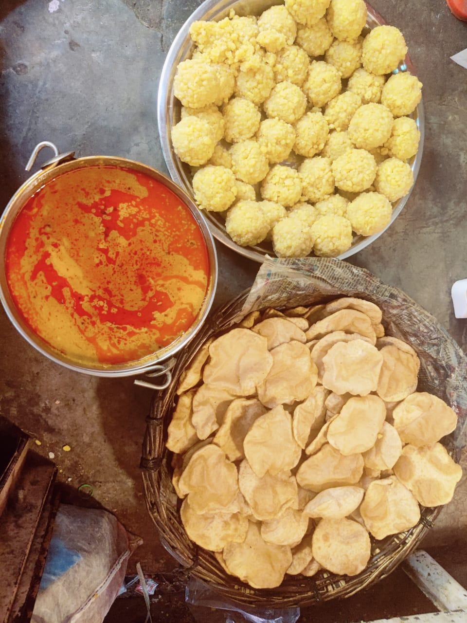 लड्डू पूड़ी सब्जी